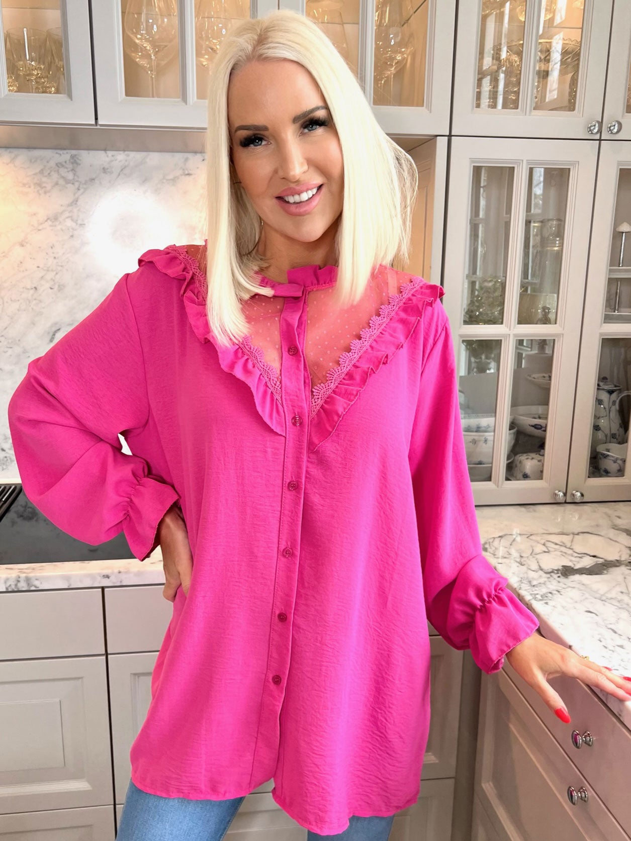 Ilsa - Söt skjorta med spets och volangdetaljer